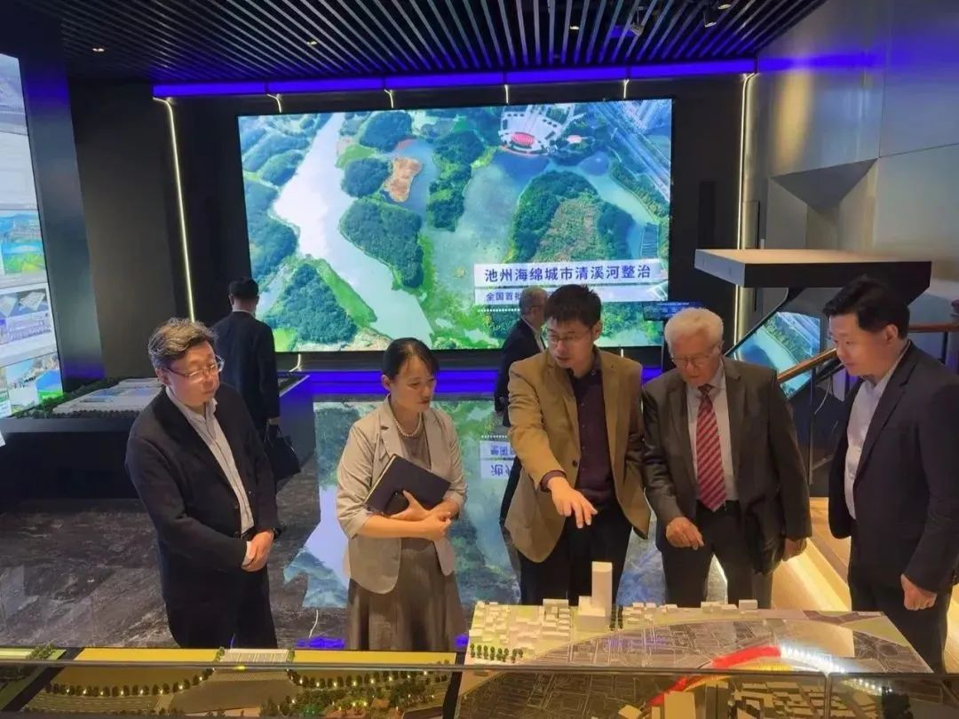 多曼教授攜汩鴻環(huán)保，與上?？萍嘉瘜＜已杏懞＞d城市建設(shè)和排水系統(tǒng)優(yōu)化建設(shè)新路徑(圖3)